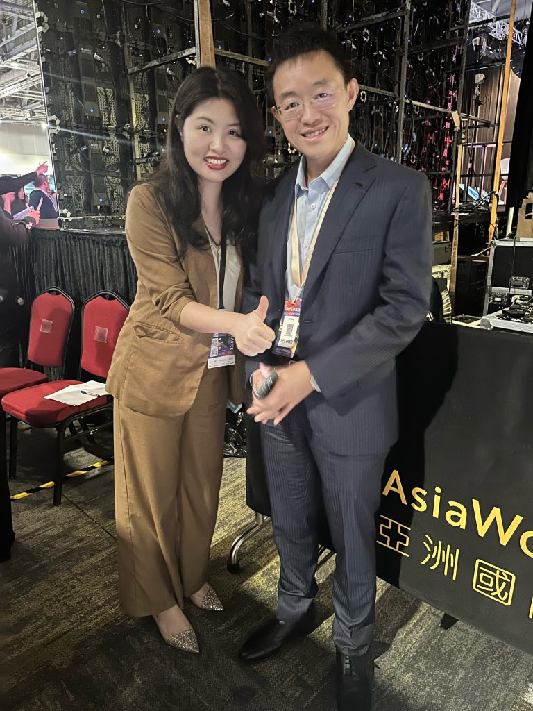 清华大学唐杰教授（右）与虹科CEO陈秋苑 （左）