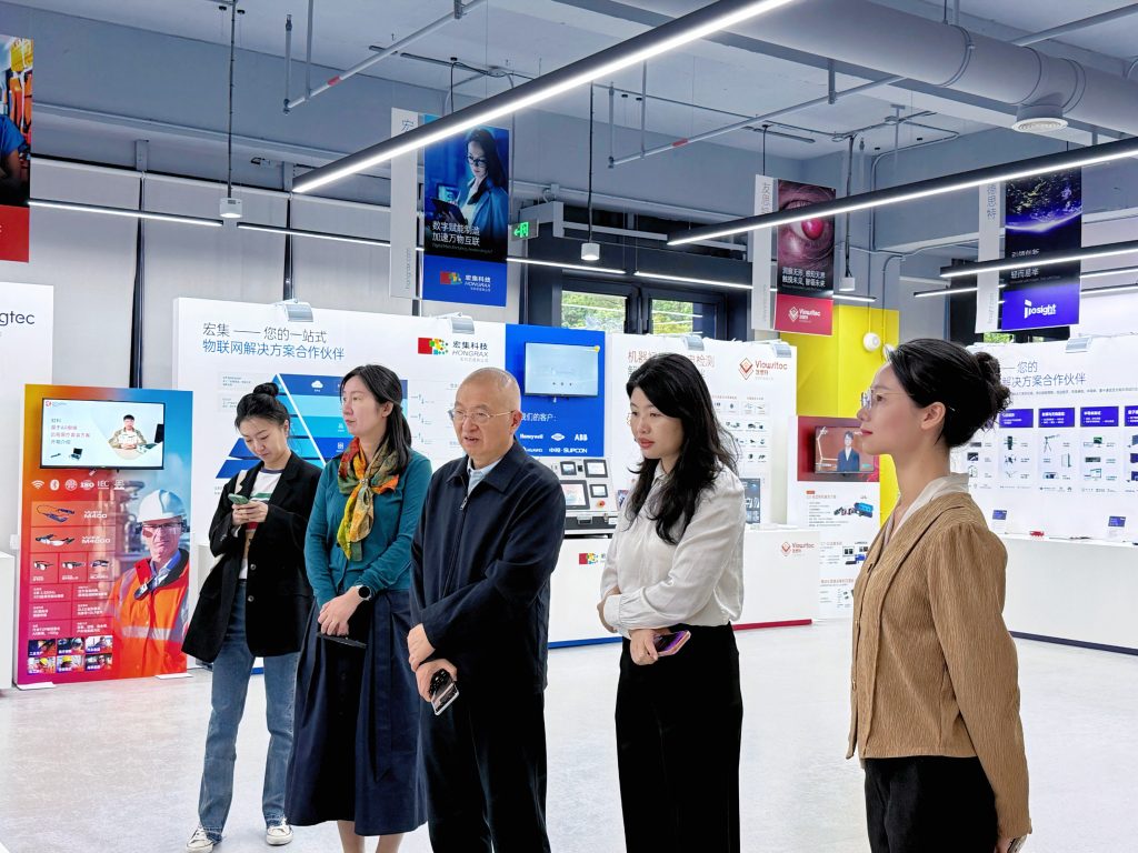 李善民教授一行参观虹科展厅（4）